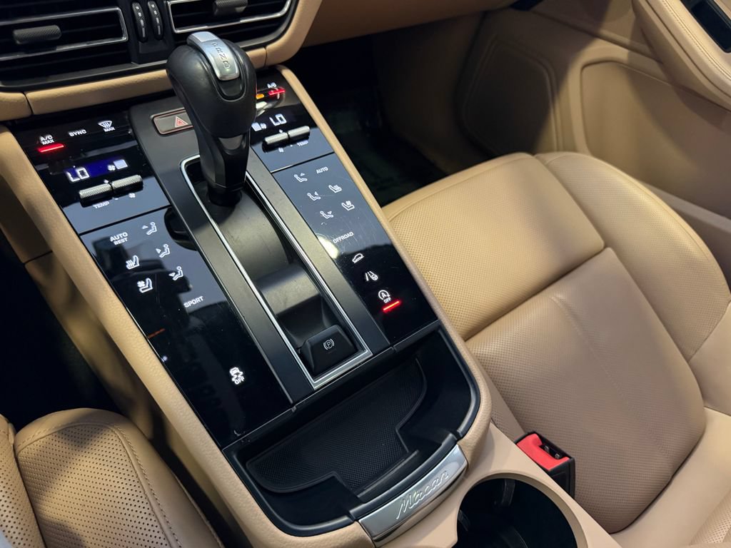 Certified 2023 Porsche Macan AWD/4WD image 19