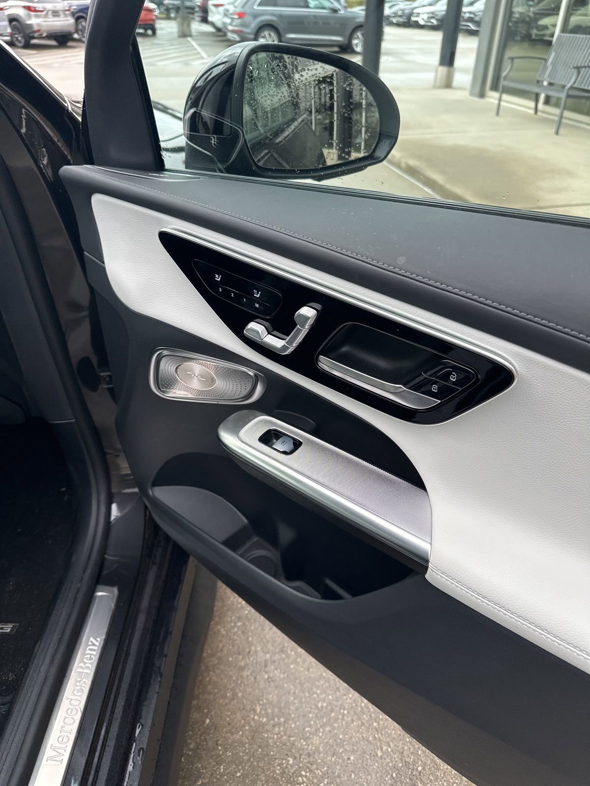 Used 2025 Mercedes-Benz GLC 300 4MATIC image 6