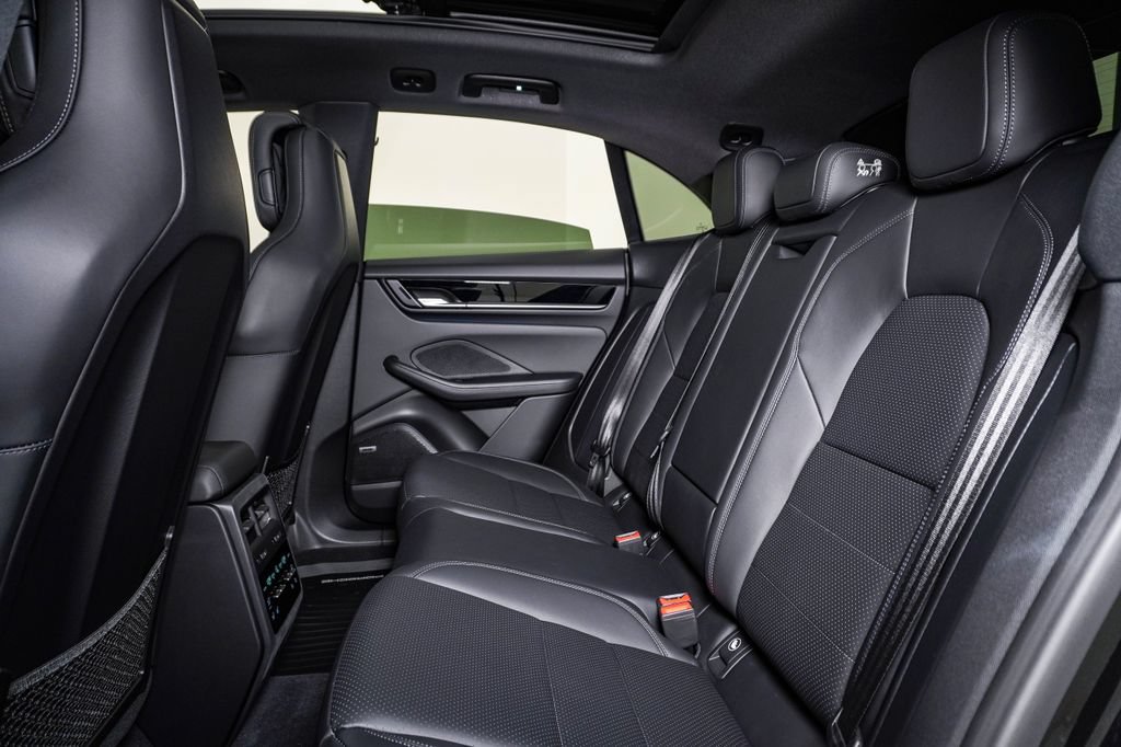Used 2025 Porsche Macan 4 Electric AWD/4WD image 17