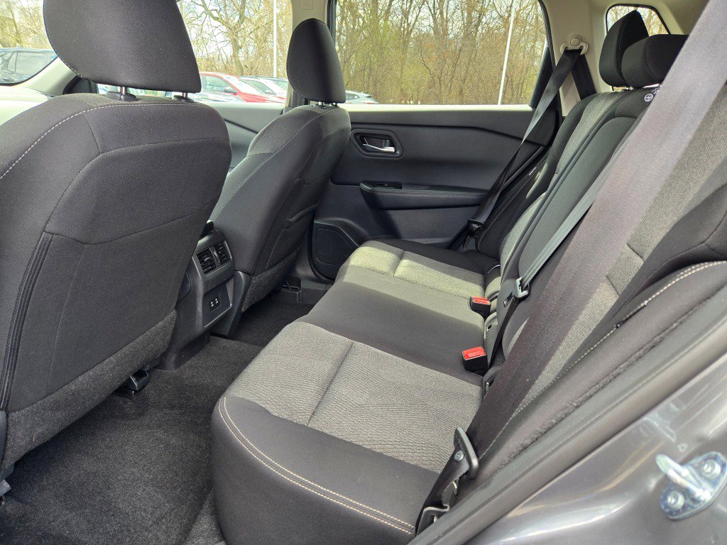 Used 2025 Nissan Rogue SV FWD image 17