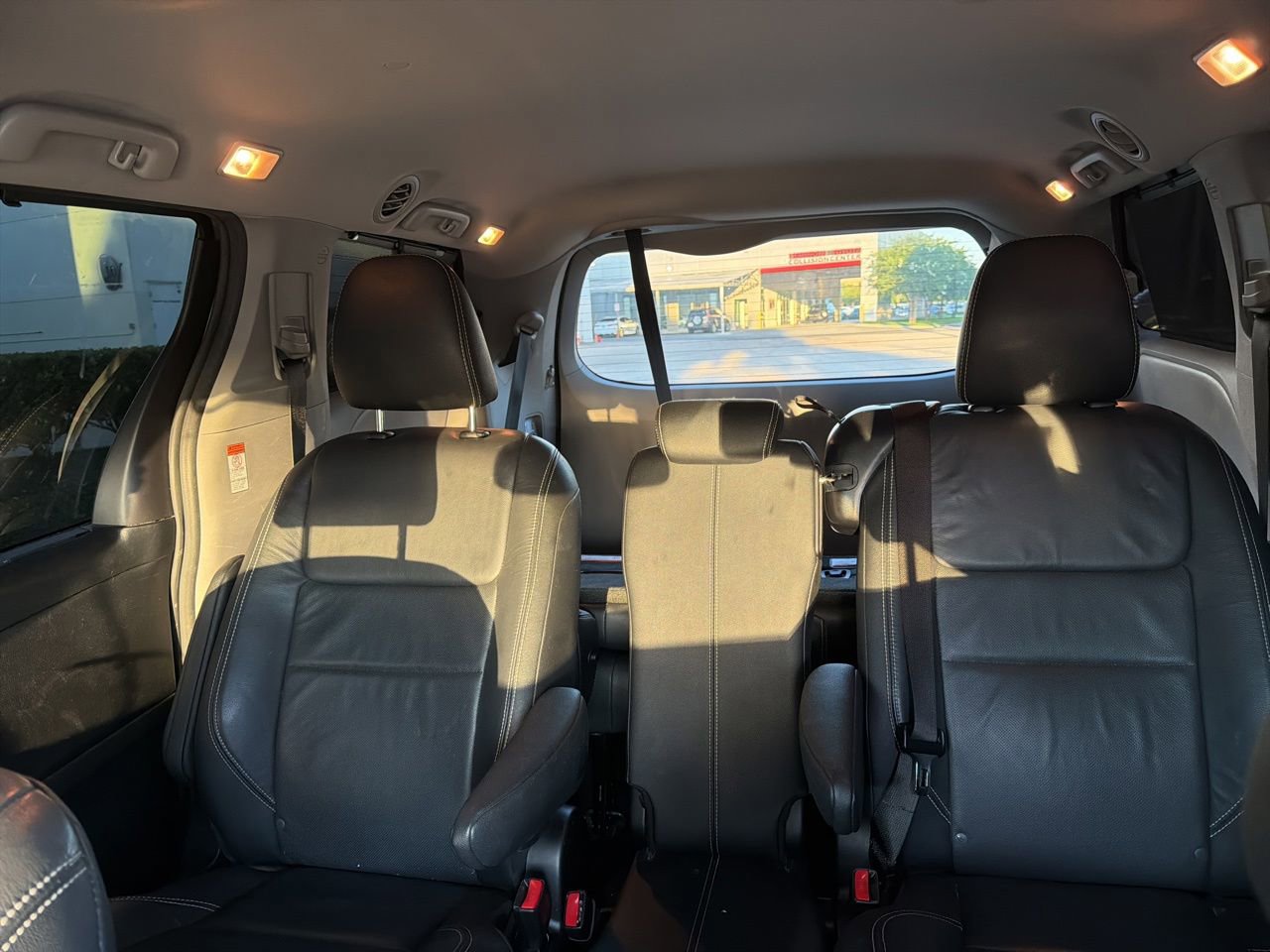Used 2018 Toyota Sienna SE FWD image 10
