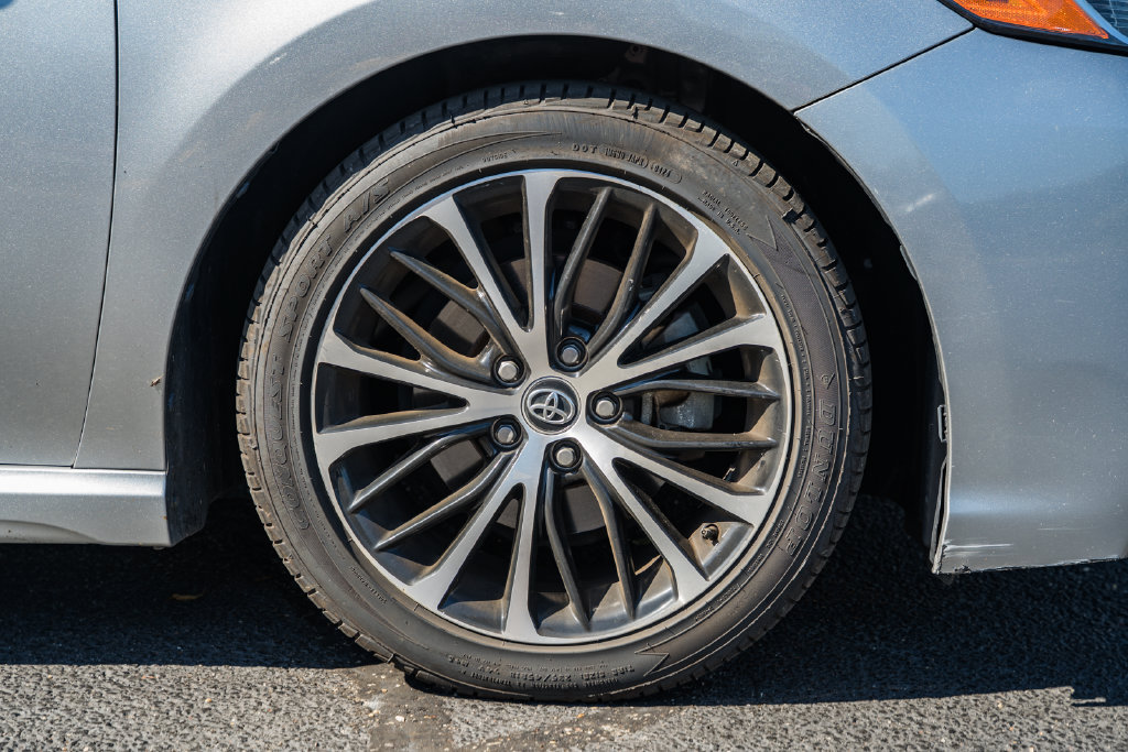 Used 2020 Toyota Camry SE w/ Sunroof Package FWD image 15