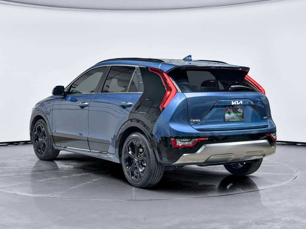 Used 2023 Kia Niro SX Touring image 2