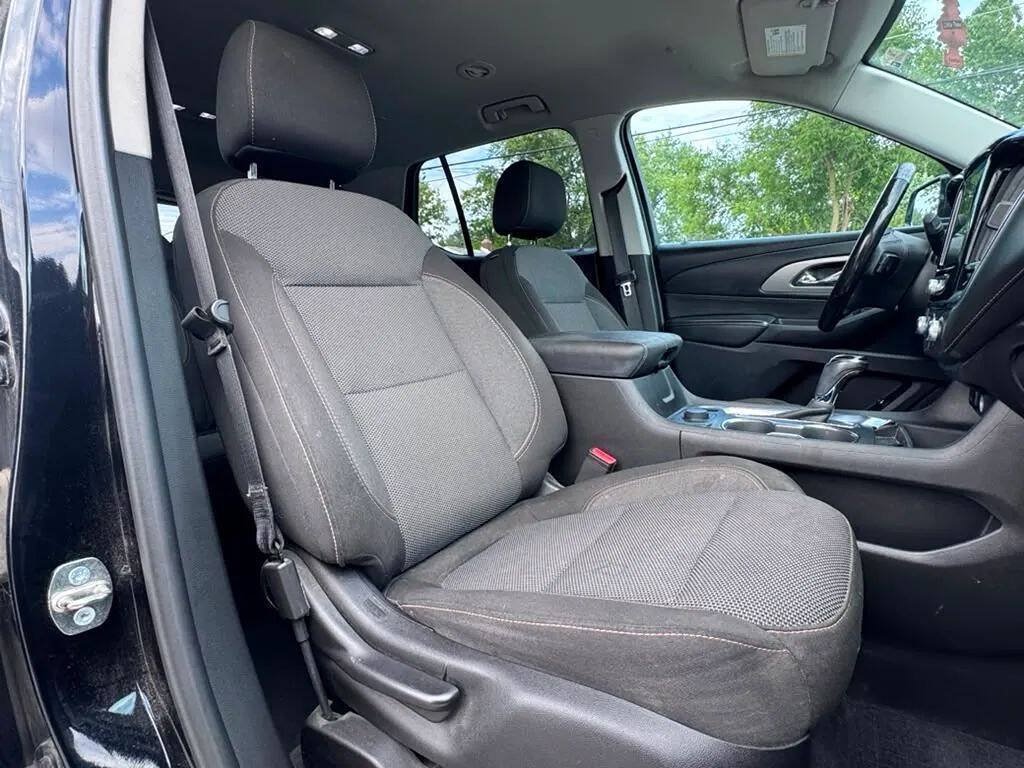 Used 2018 Chevrolet Traverse LT FWD image 11
