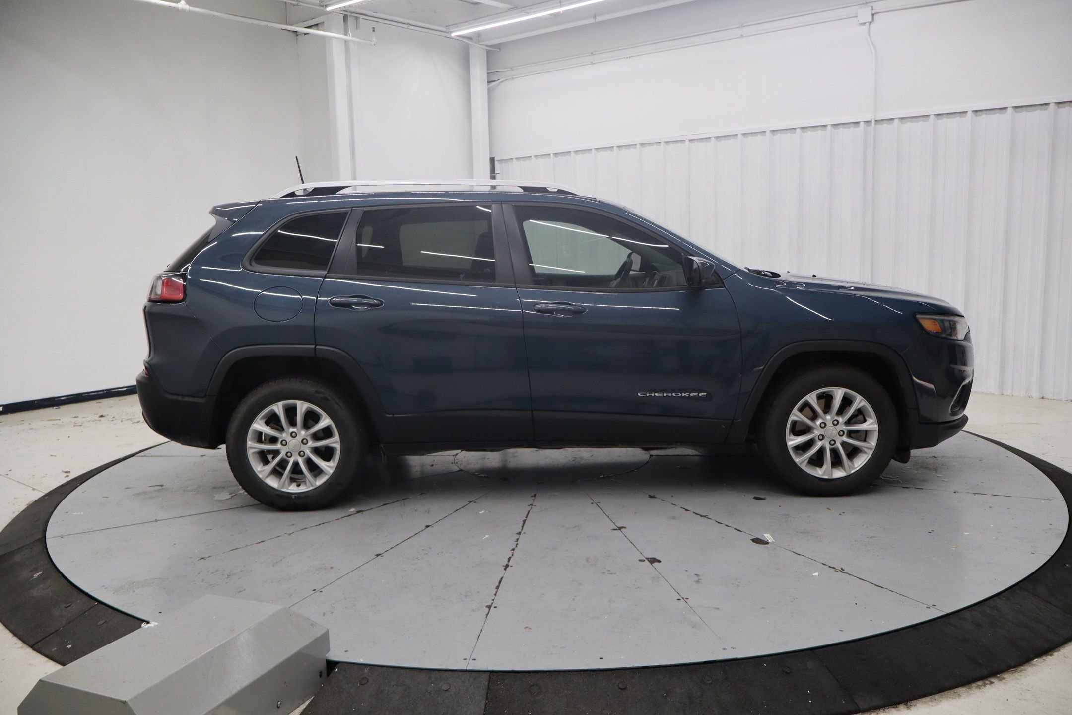 Used 2020 Jeep Cherokee Latitude image 2