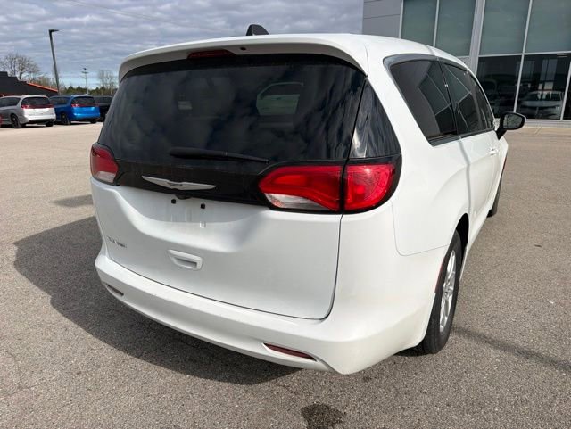 Used 2023 Chrysler Voyager LX FWD image 11