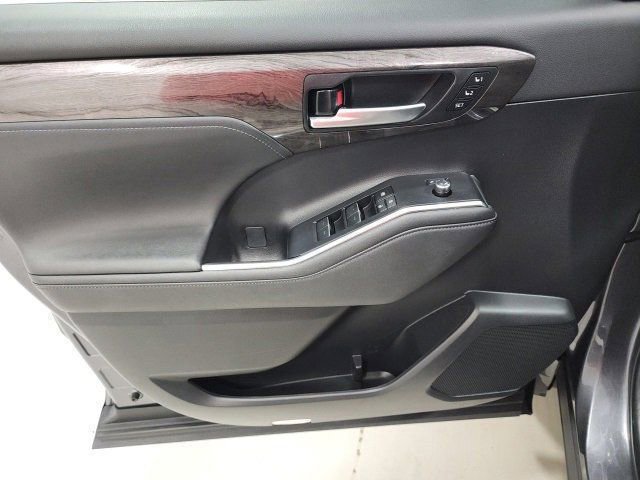 Used 2023 Toyota Highlander Limited image 21