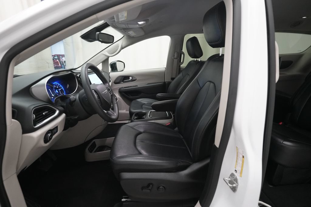 Used 2024 Chrysler Pacifica Touring-L FWD image 7