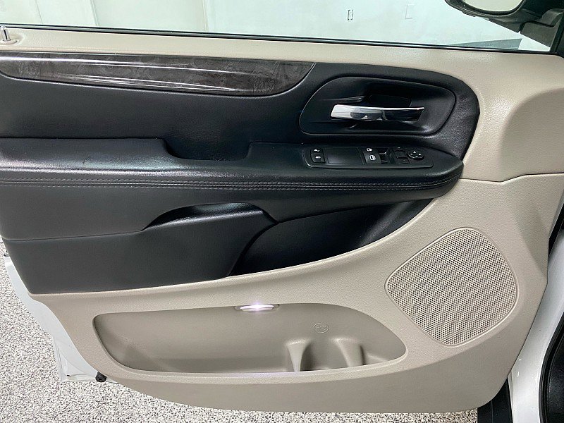 Used 2016 Dodge Grand Caravan American Value Package w/ UConnect Hands-Free Group image 9