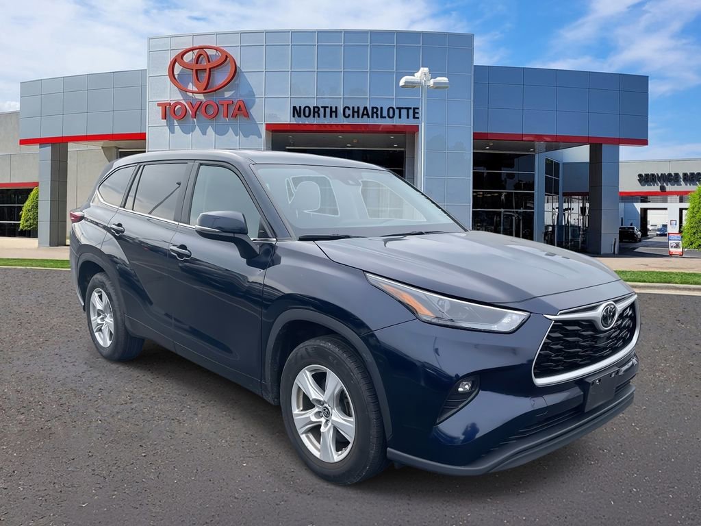 Used 2023 Toyota Highlander LE image 3