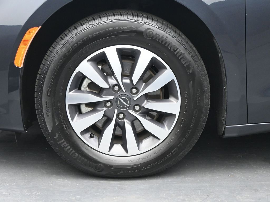 Used 2021 Chrysler Pacifica Touring-L image 23