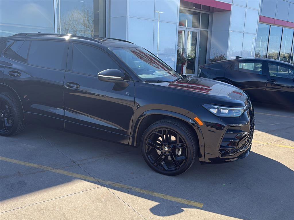 Used 2025 Volkswagen Tiguan SE R-Line image 7