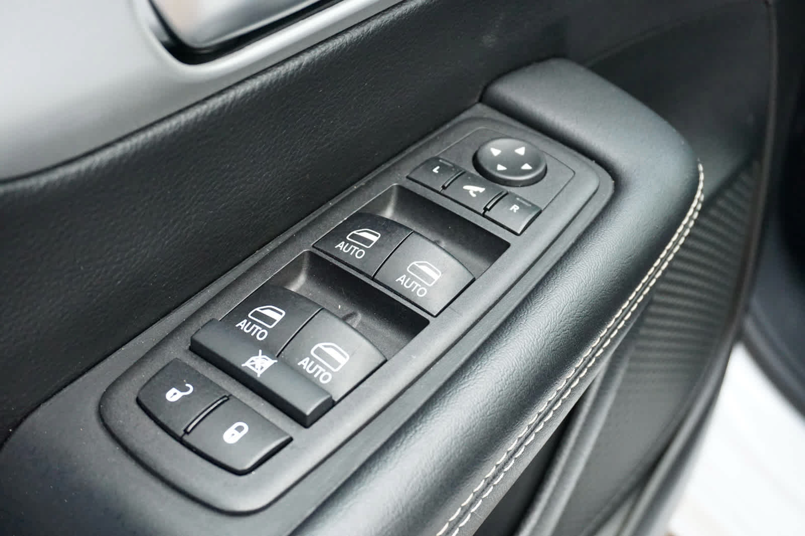 Used 2025 Chrysler Pacifica Limited FWD image 24