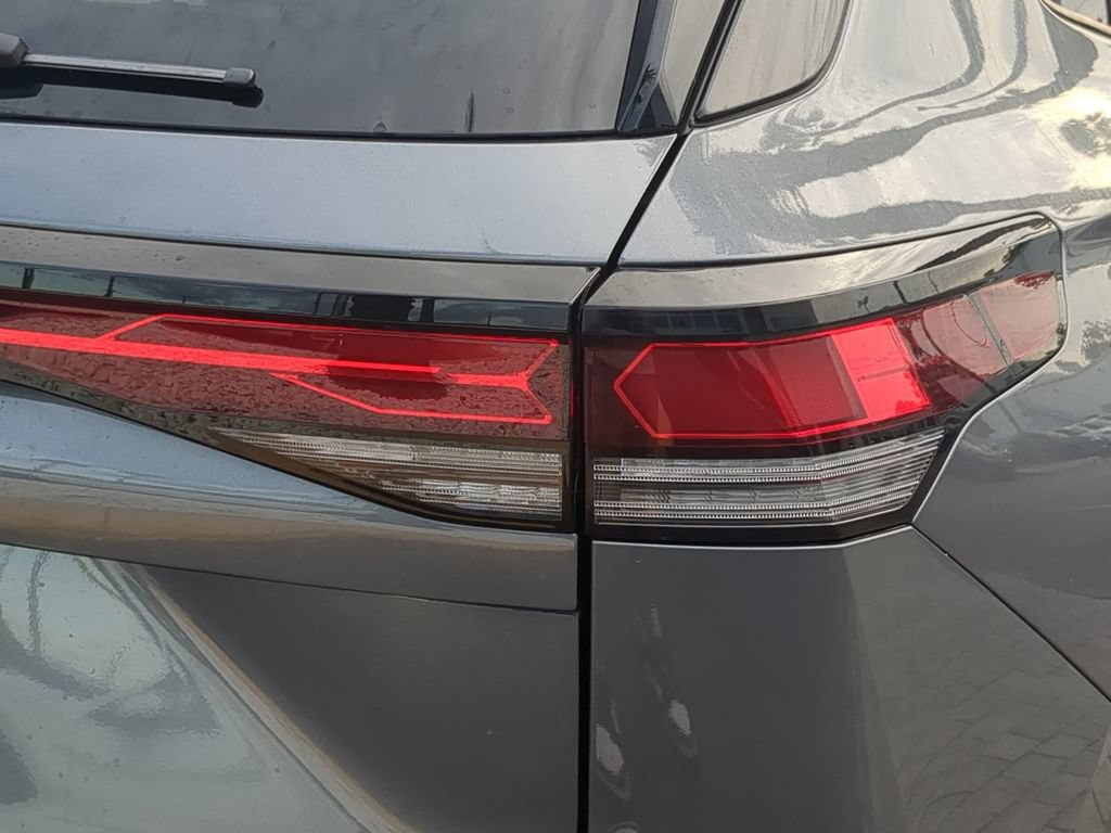 New 2025 Volkswagen Tiguan SE R-Line FWD image 8