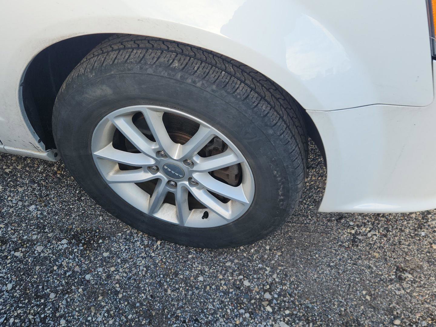 Used 2019 Dodge Grand Caravan SXT image 2