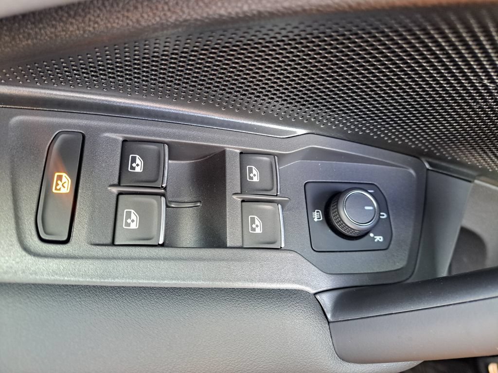 Used 2025 Volkswagen Tiguan SE R-Line FWD image 16