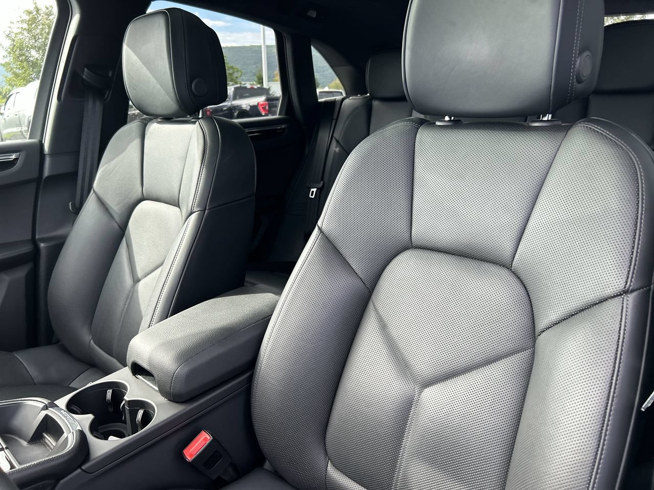 Used 2025 Porsche Macan AWD/4WD image 22