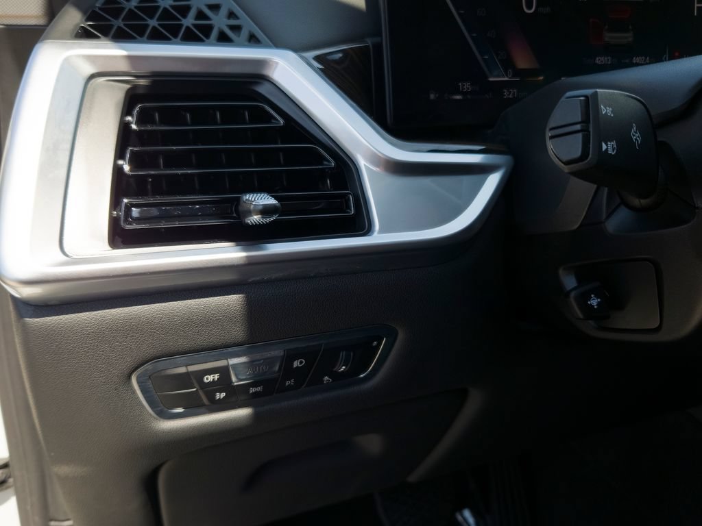 Used 2023 BMW X7 xDrive40i AWD/4WD image 16