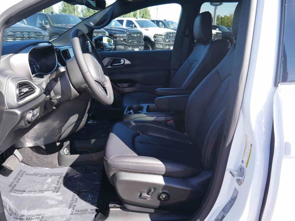 New 2026 Chrysler Pacifica Select image 24