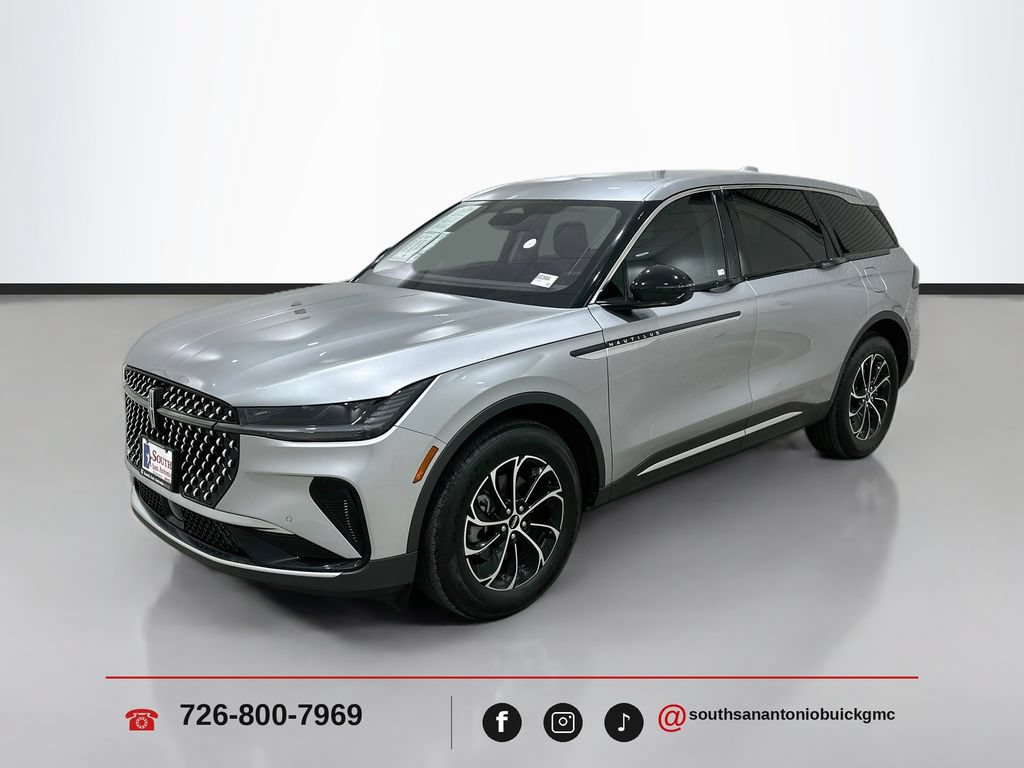 Used 2025 Lincoln Nautilus Premier AWD/4WD image 3