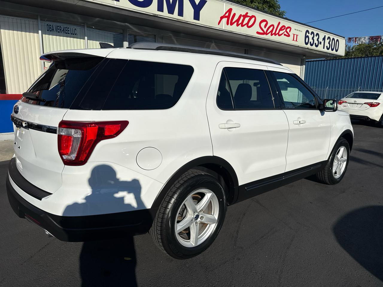 Used 2018 Ford Explorer XLT FWD image 3