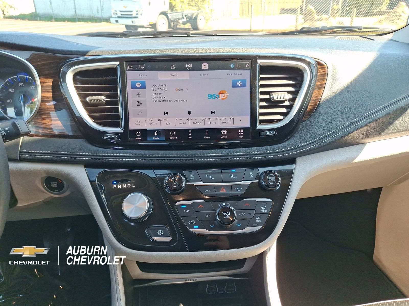 Used 2023 Chrysler Pacifica Limited FWD image 11