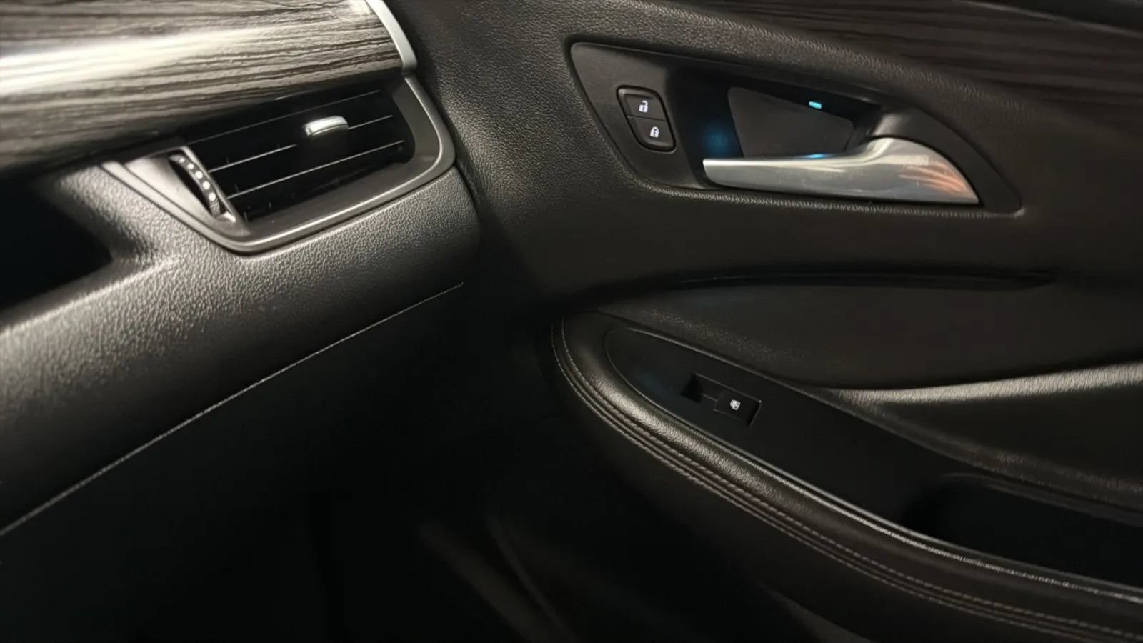 Used 2017 Buick Envision Essence FWD image 15