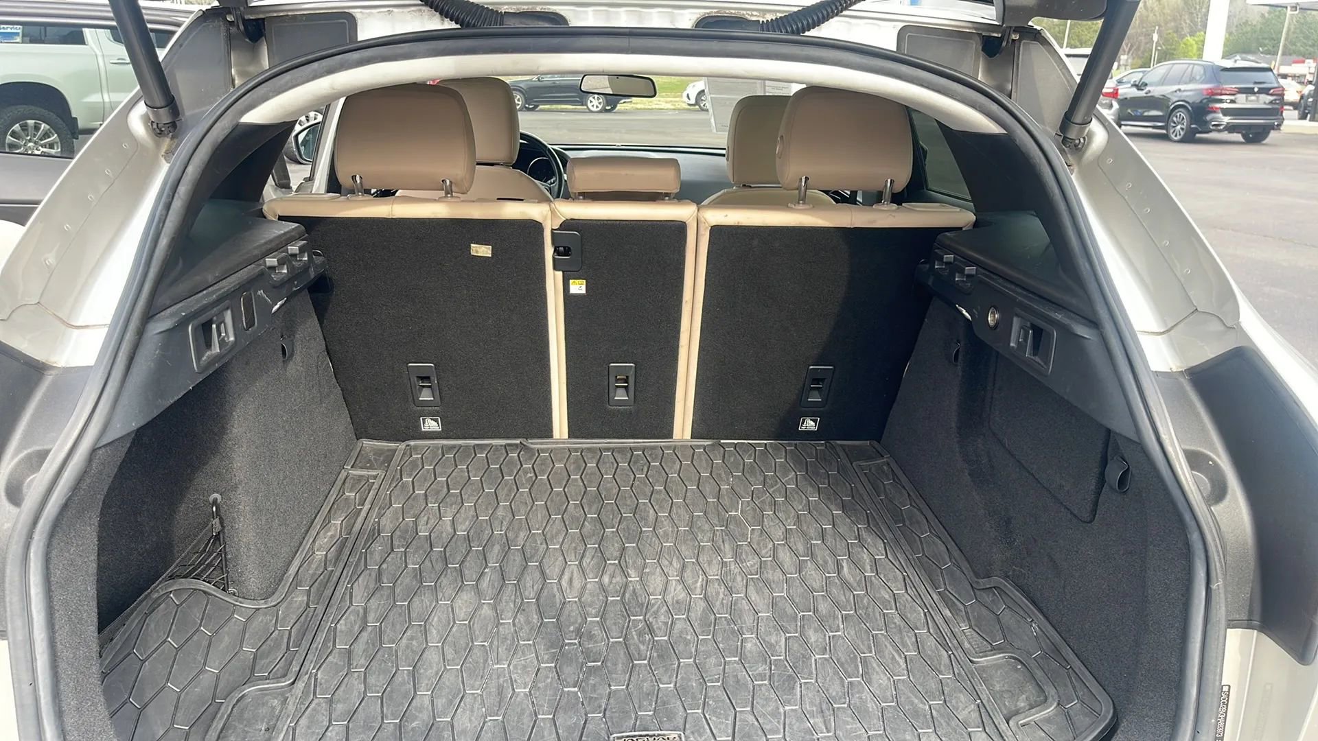 Used 2017 Jaguar F-PACE Premium image 12