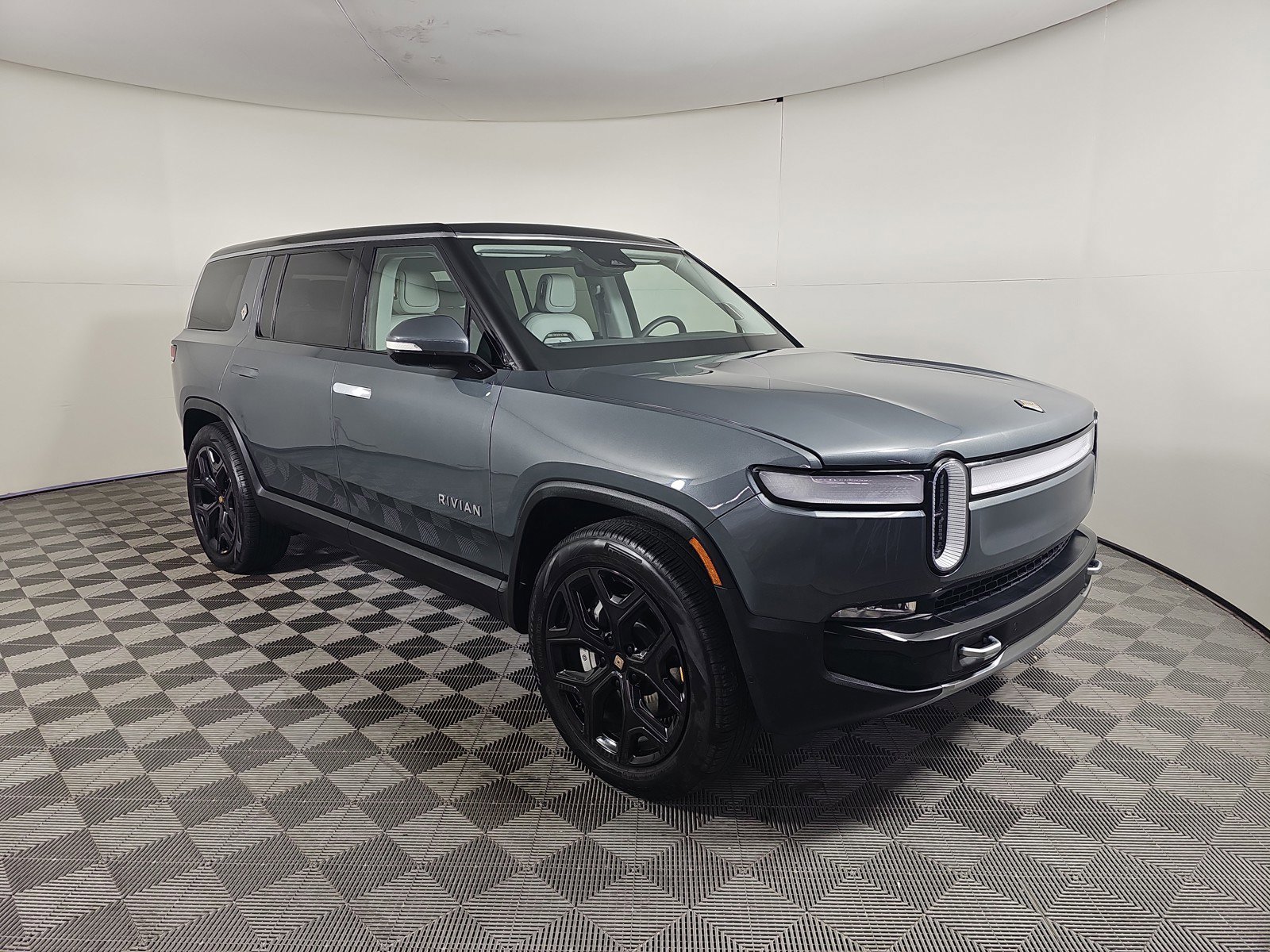 Used 2024 Rivian R1S Adventure image 7