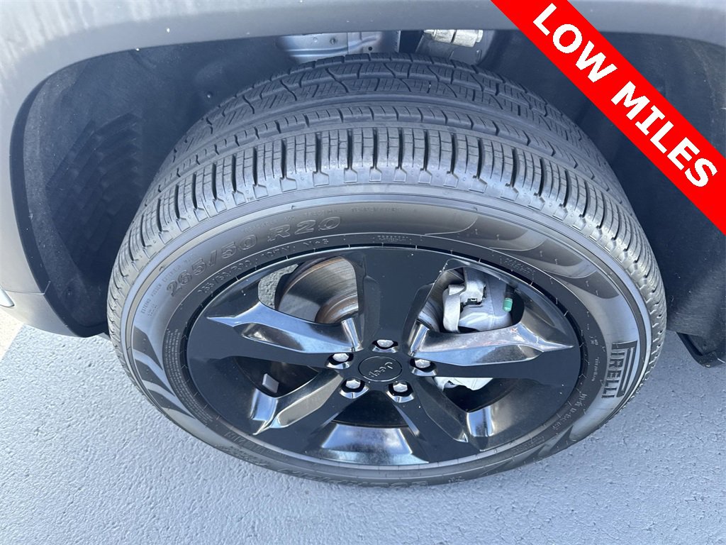 Used 2024 Jeep Grand Cherokee Limited w/ Black Appearance Package image 16