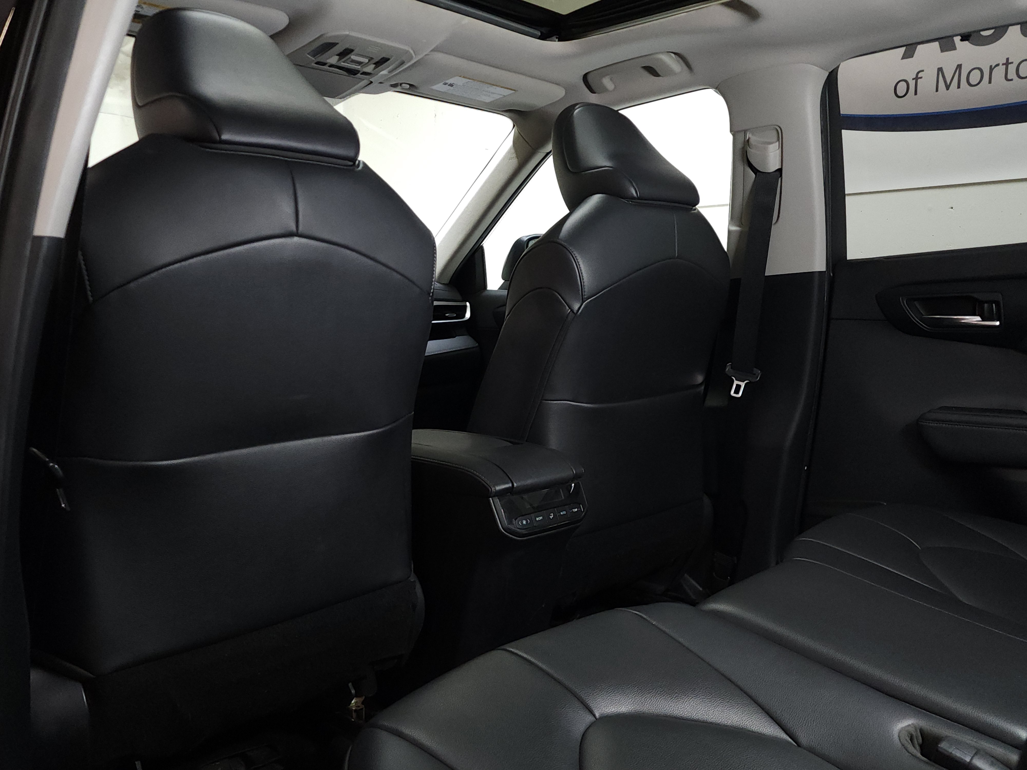 Used 2020 Toyota Highlander XLE AWD/4WD image 16