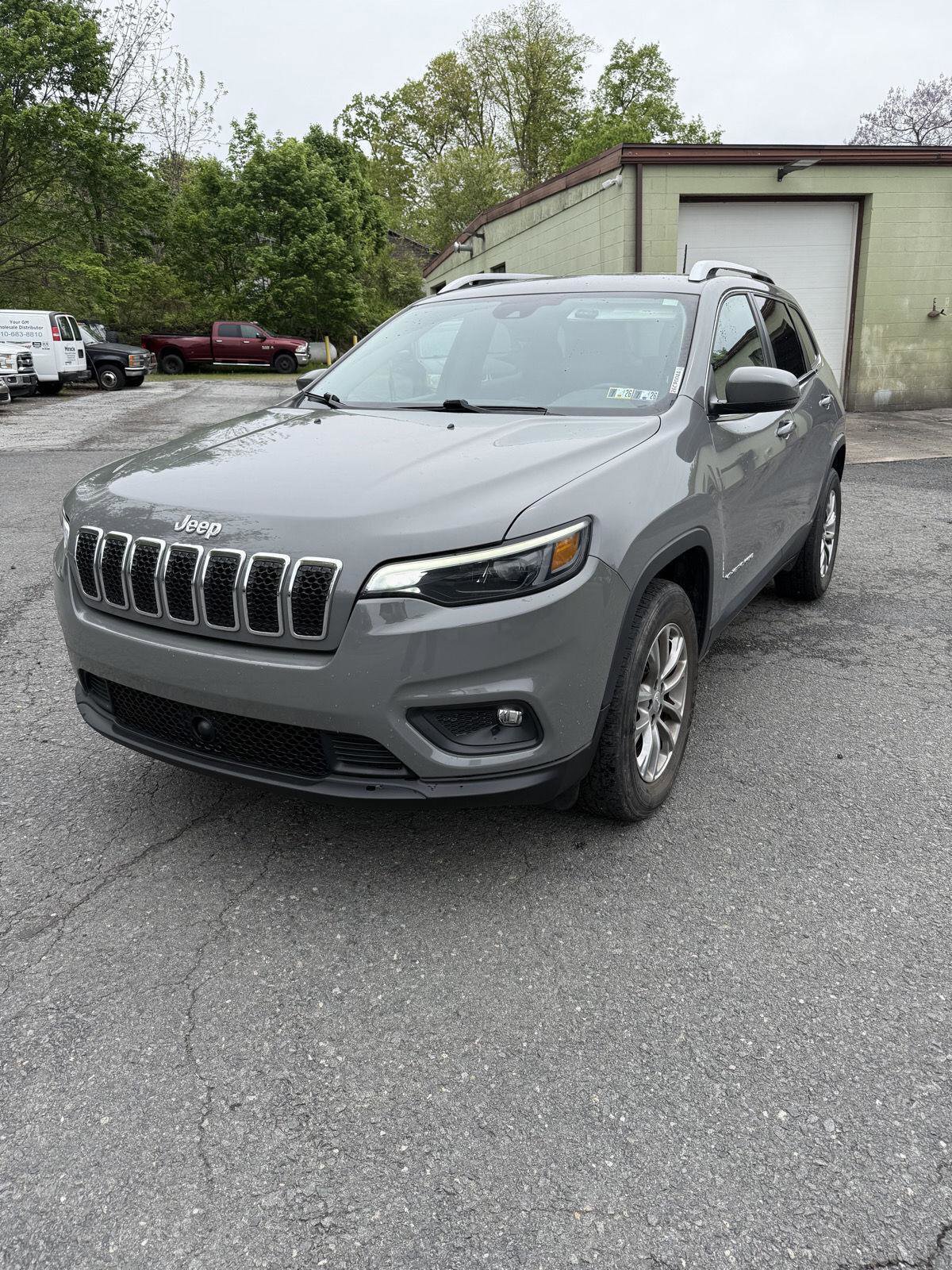 Used 2021 Jeep Cherokee Latitude Plus AWD/4WD image 2
