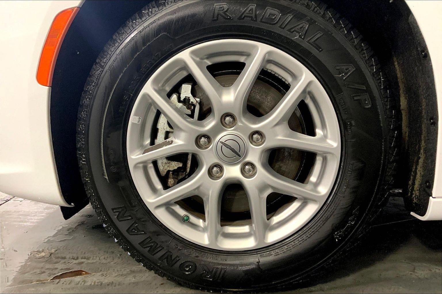 Used 2023 Chrysler Pacifica Touring-L FWD image 9