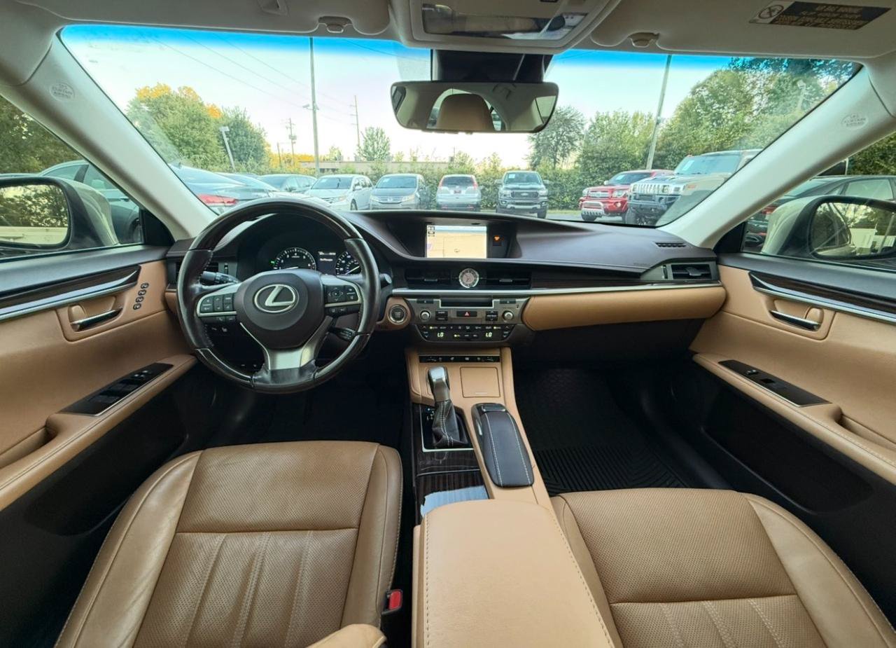 Used 2017 Lexus ES 350 w/ Luxury Package FWD image 2