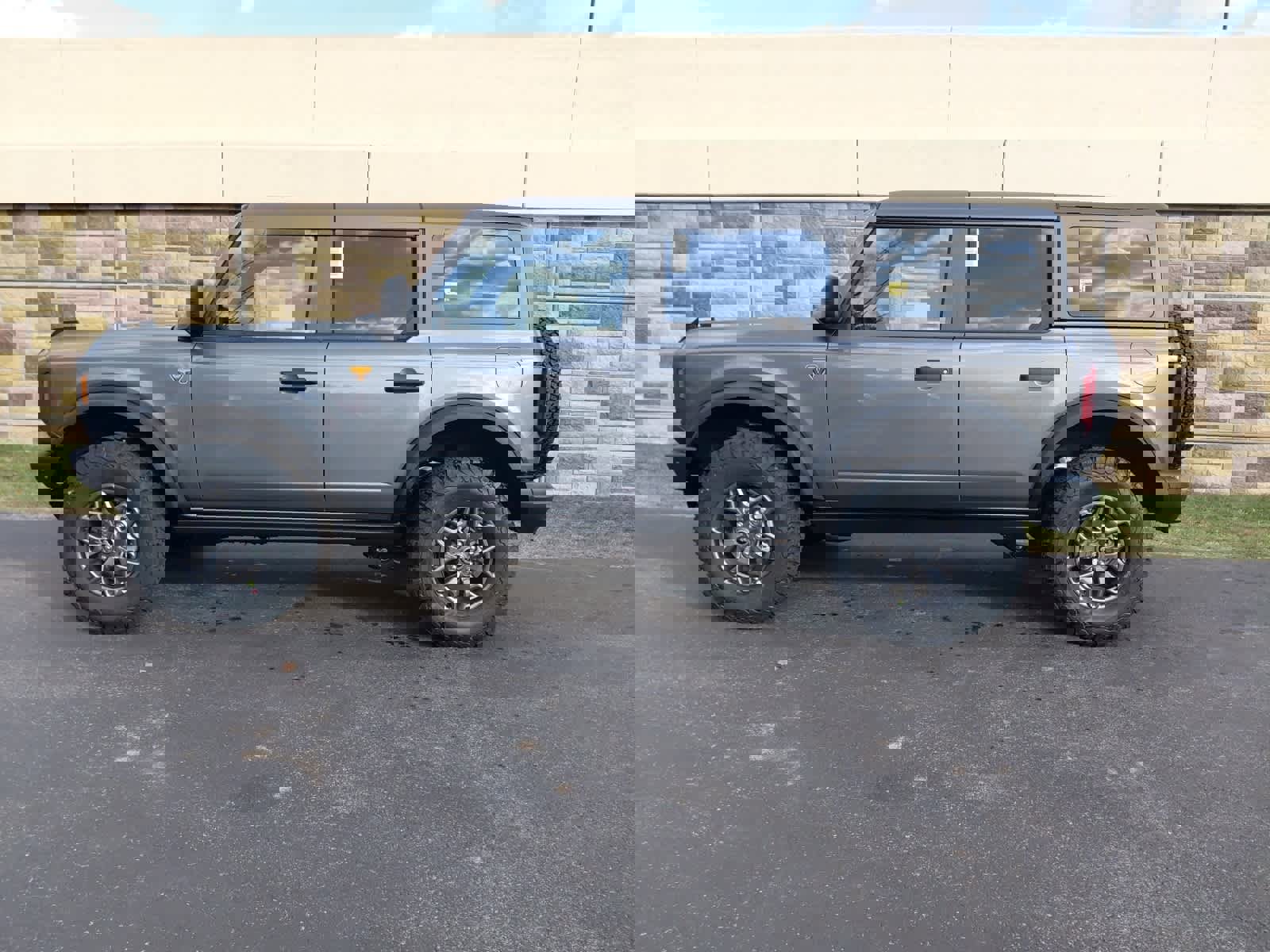 New 2025 Ford Bronco Badlands image 9