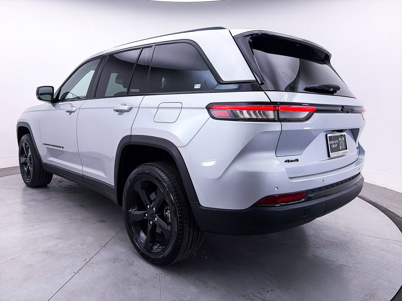 Used 2023 Jeep Grand Cherokee Limited w/ Black Appearance Package AWD/4WD image 12