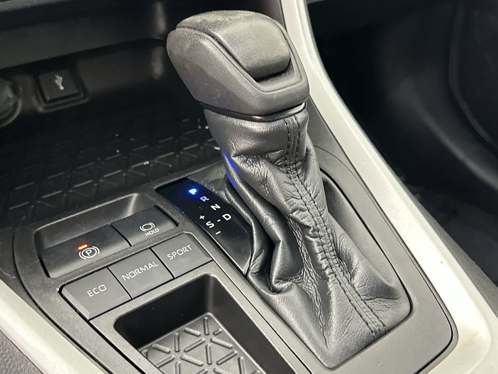 Used 2020 Toyota RAV4 XLE image 30