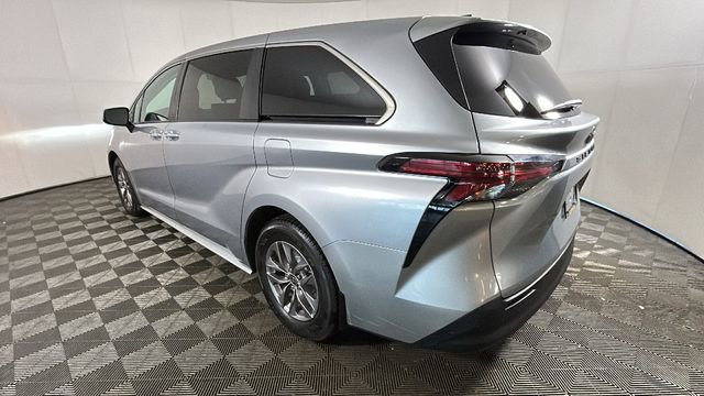 Used 2021 Toyota Sienna XLE FWD image 5