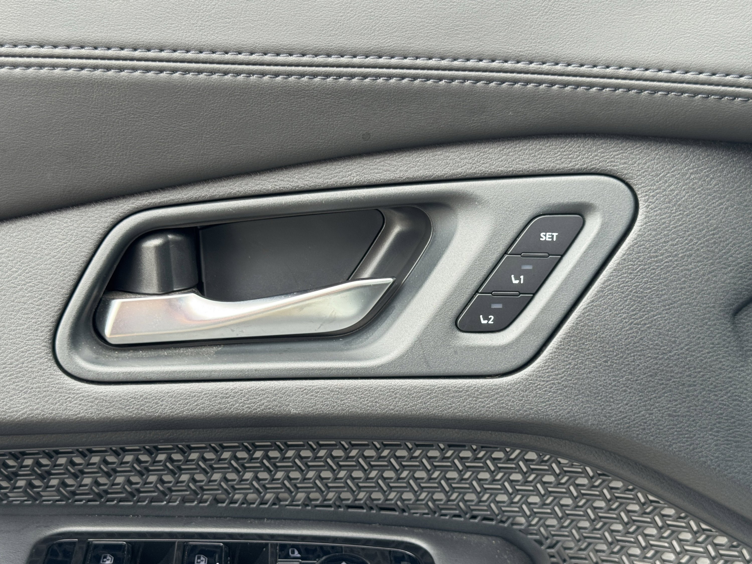 Used 2025 Nissan Ariya FWD image 26