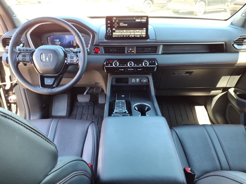 Used 2025 Honda Pilot Black Edition image 9