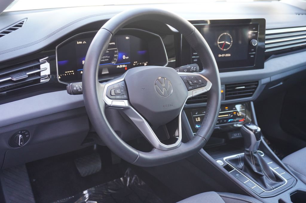 Used 2025 Volkswagen Jetta SE image 11