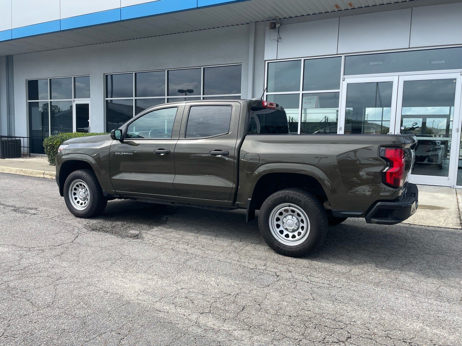 Used 2023 Chevrolet Colorado W/T RWD image 3