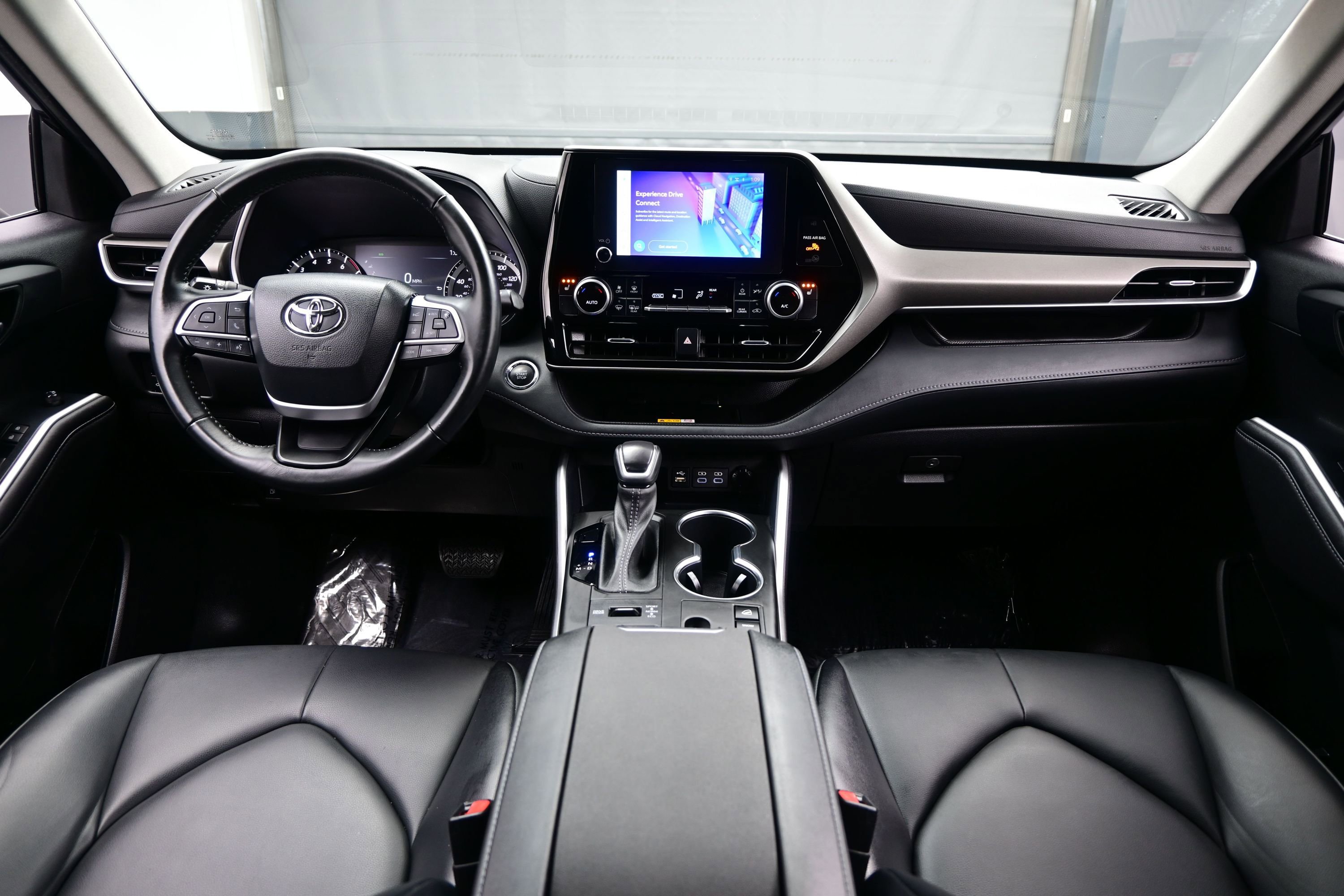 Used 2023 Toyota Highlander XLE AWD/4WD image 18