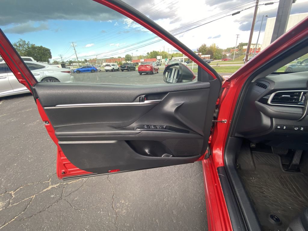 Used 2020 Toyota Camry SE image 5