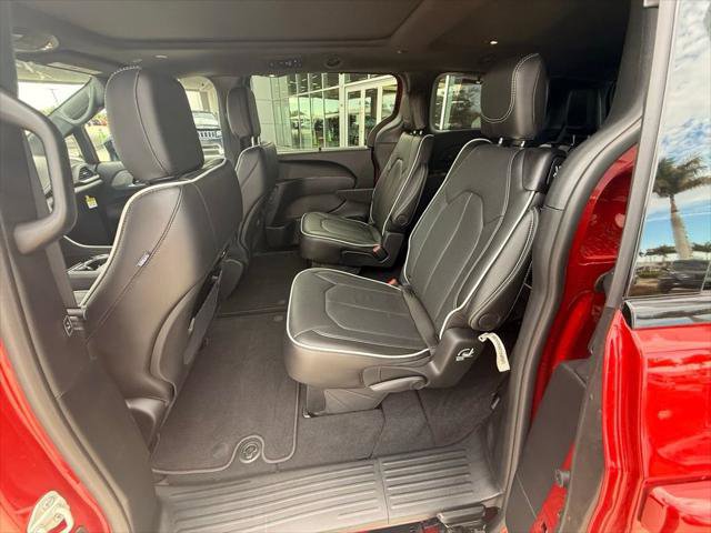 Certified 2025 Chrysler Pacifica Limited image 29