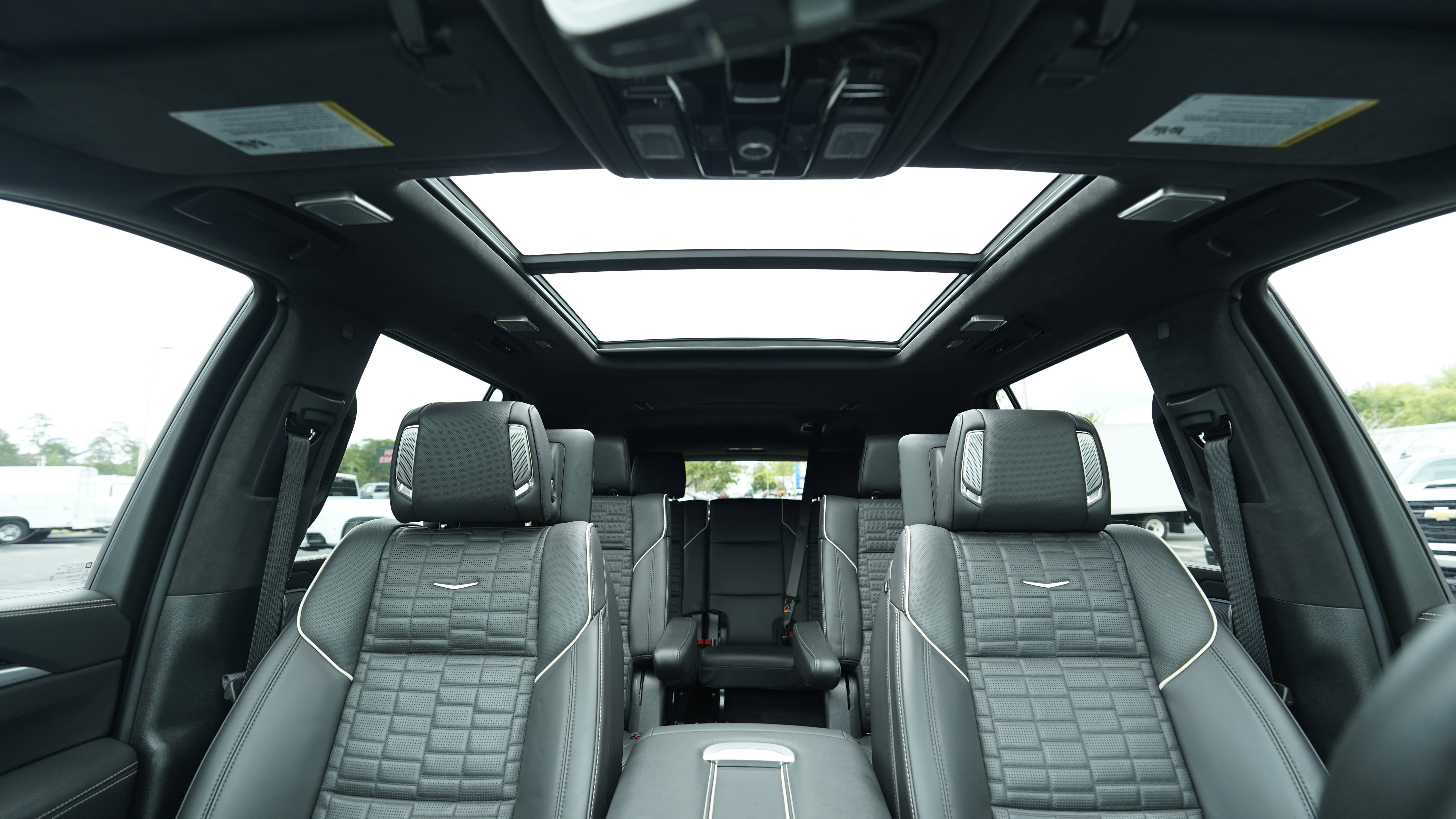 Used 2025 Cadillac Escalade ESV V AWD/4WD image 18