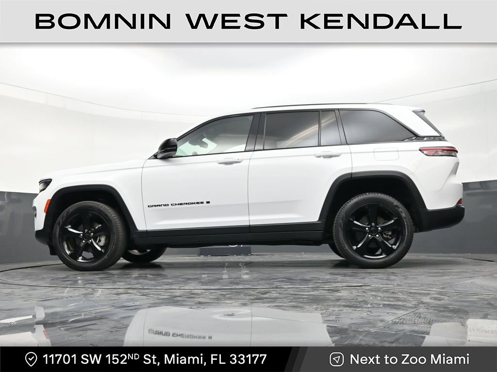 Used 2024 Jeep Grand Cherokee Limited w/ Black Appearance Package image 22