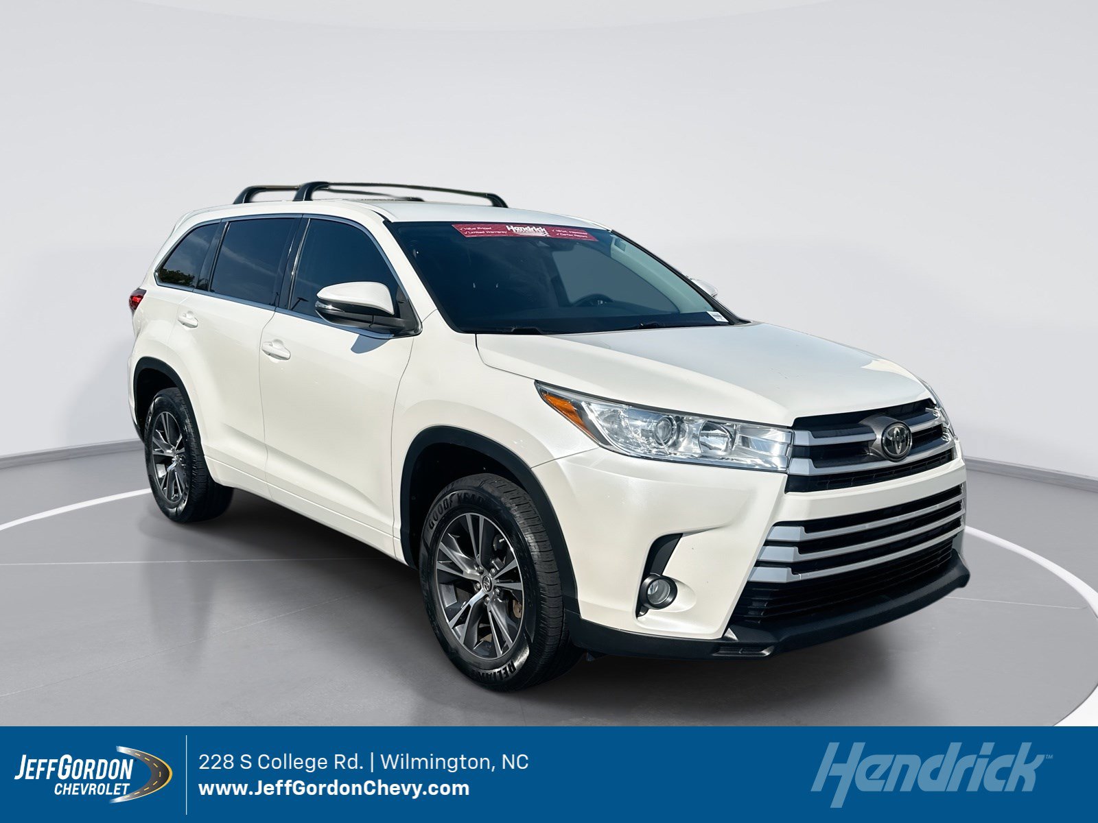 Used 2018 Toyota Highlander Plus FWD image 1