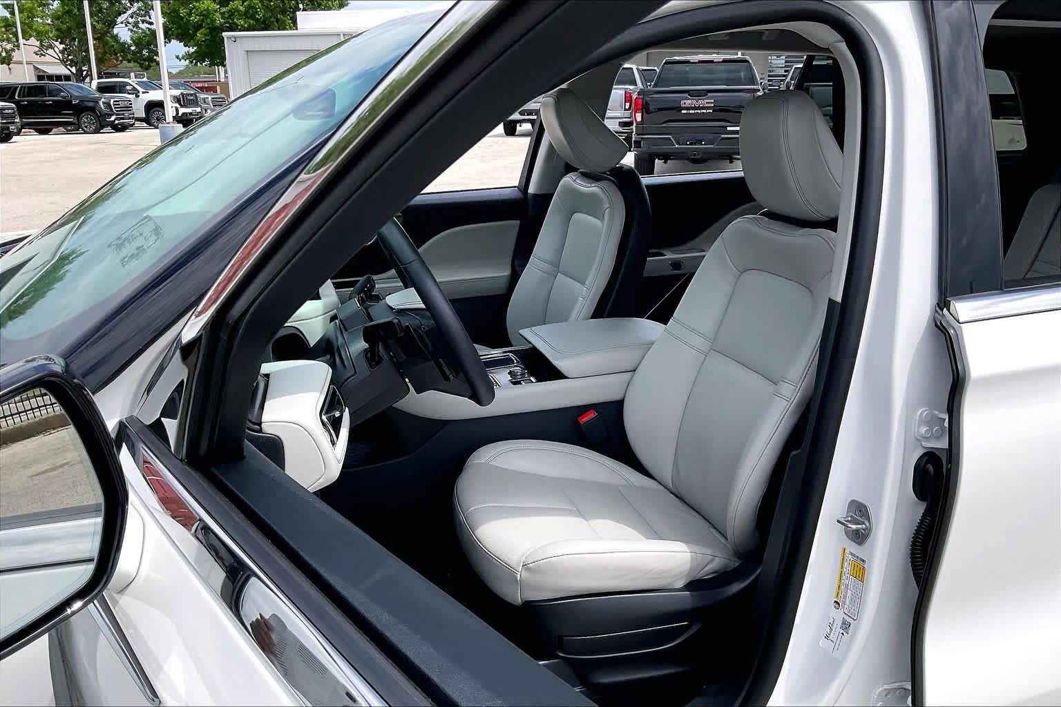 Used 2026 Lincoln Aviator 2WD image 8