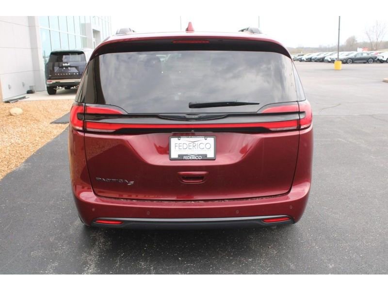Used 2021 Chrysler Pacifica Touring-L w/ S Appearance Package FWD image 4